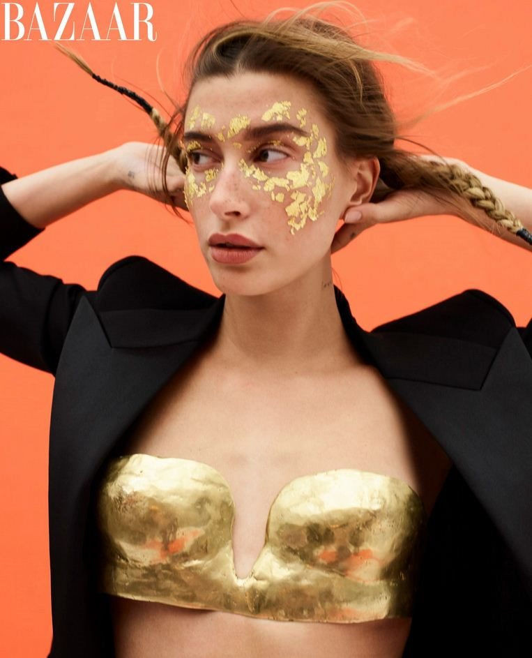 Siêu mẫu 'sexy nhất hành tinh' Hailey Bieber diện nội y bằng vàng ròng