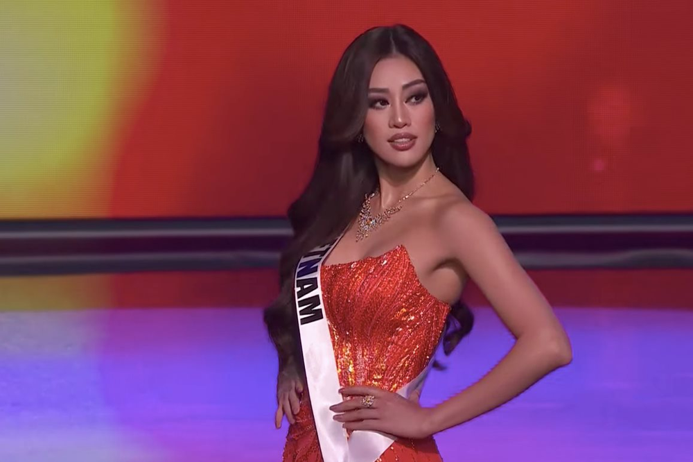 Bán kết Miss Universe 2020: Khánh Vân tự tin trình diễn bikini và đầm dạ hội