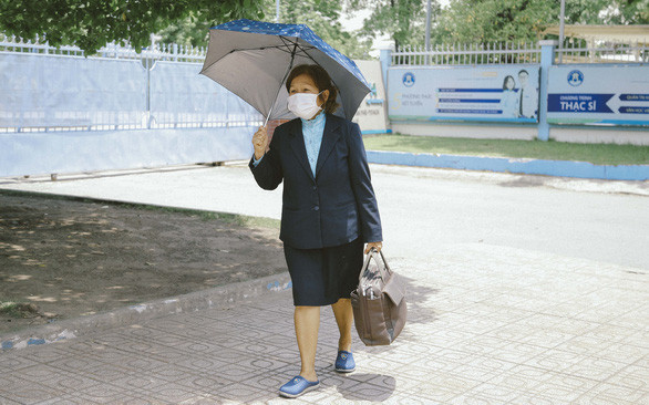 Vượt 200km/ngày, sau 4 năm học, cụ bà 70 tuổi ở Tiền Giang đã bảo vệ thành công luận văn thạc sĩ