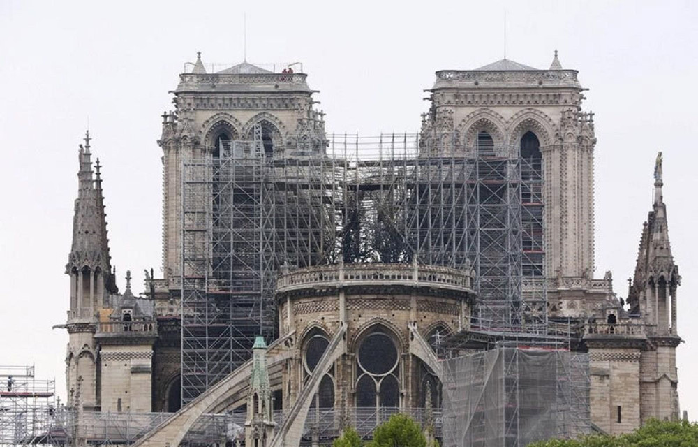 Nhiều bất ngờ dưới lớp tro của Nhà thờ Đức Bà Paris đang phục dựng