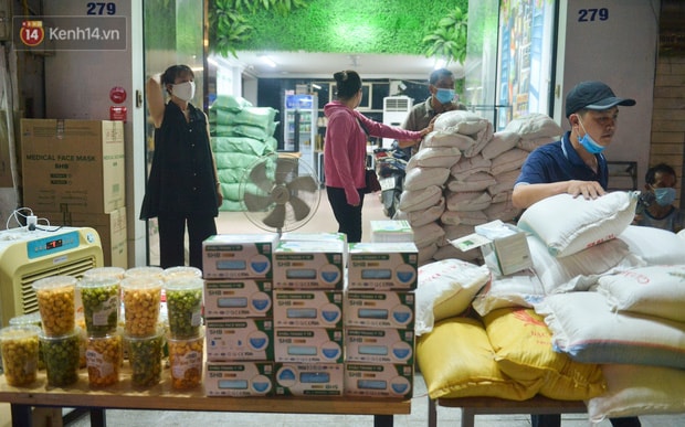 Nghe chuyện thanh niên tự tử vì thất nghiệp, người phụ nữ ở Hà Nội đứng lên phát gạo, tiền cho người lao động nghèo