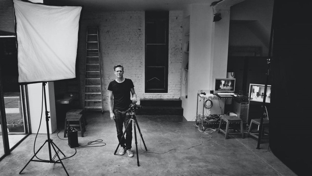 Ca sĩ Bryan Adams trở thành nhiếp ảnh gia cho bộ lịch nổi tiếng Pirelli 2022