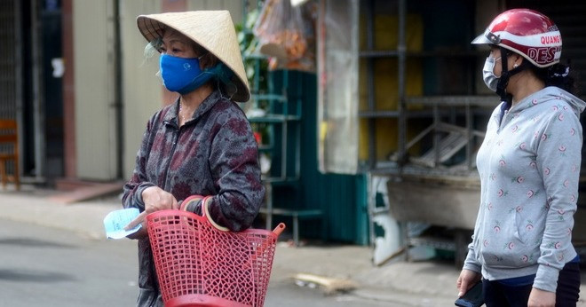 Dân Sài Gòn xếp hàng nhận phiếu đi chợ mùa dịch như thời bao cấp