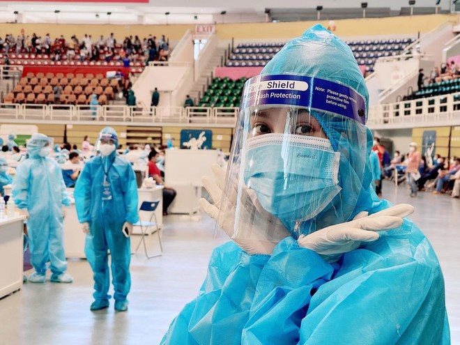 Chùm ảnh: Hoa hậu Tiểu Vy trợ giúp người dân TP.HCM tiêm vắc xin