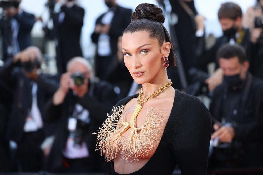 Cận cảnh bộ trang sức khiến chân dài nước Mỹ “chiếm sóng” trên thảm đỏ LHP Cannes
