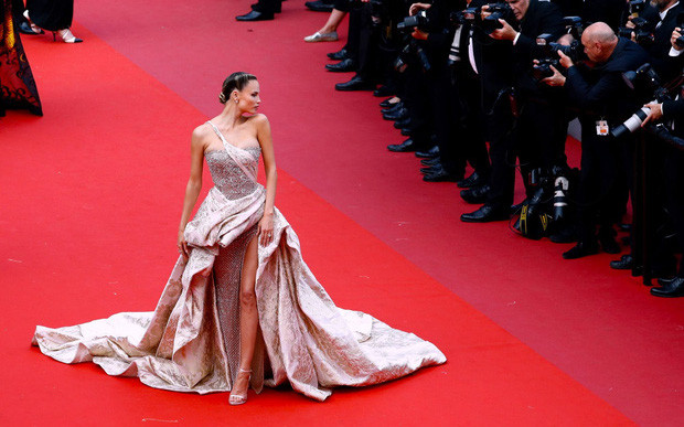 LHP Cannes: 82 sao nữ biểu tình trên thảm đỏ và trùm nghiện sex vén màn mặt tối