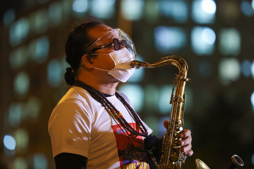 Video: Buổi biểu diễn đặc biệt của nghệ sĩ saxophone Trần Mạnh Tuấn ở bệnh viện dã chiến