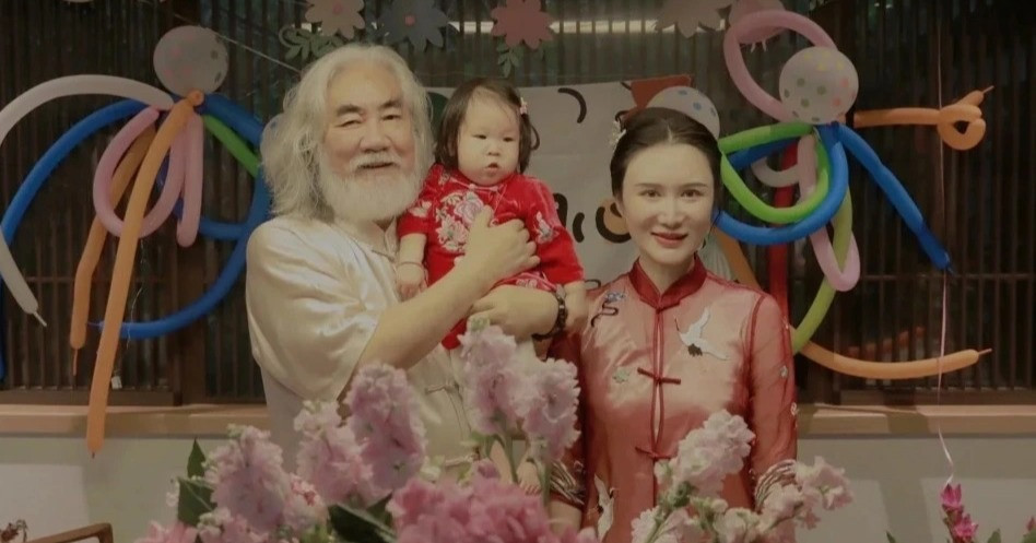 Ở tuổi 70, đạo diễn phim võ hiệp Trương Kỷ Trung mừng con gái tròn một tuổi