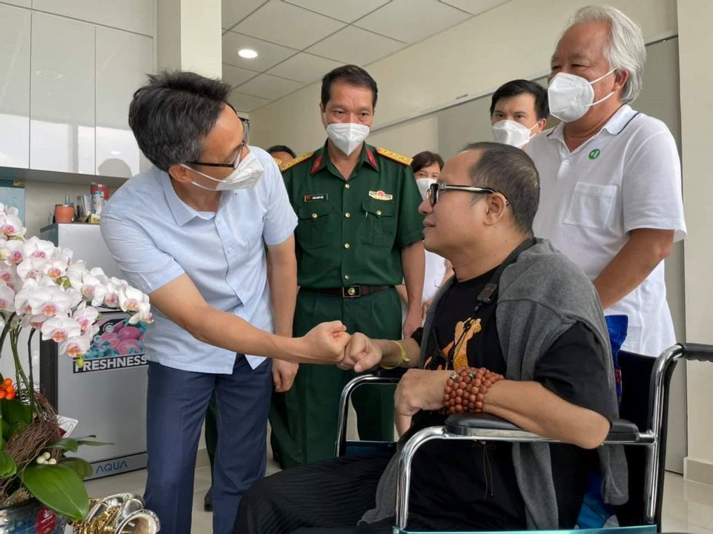 VIDEO: Nghệ sĩ Trần Mạnh Tuấn tặng Phó thủ tướng Vũ Đức Đam bản nhạc 'Diễm xưa' tại Bệnh viện 175