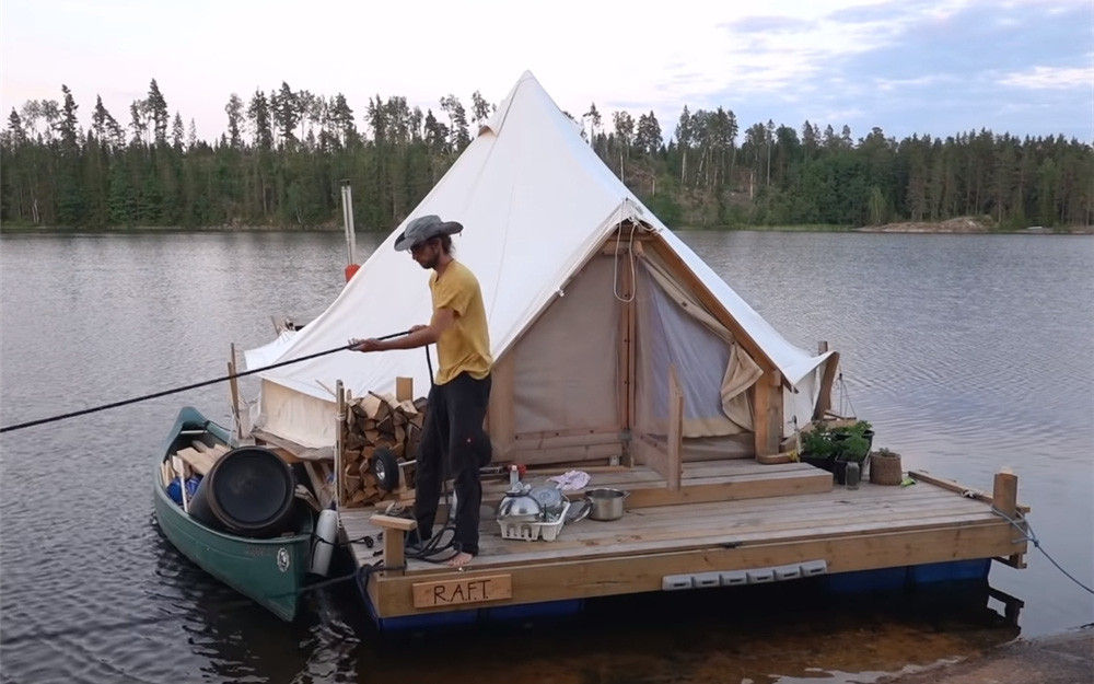 Cặp vợ chồng 8X dựng chiếc lều 20 mét vuông trên mặt nước, sống cuộc sống 'trôi nổi' tự do