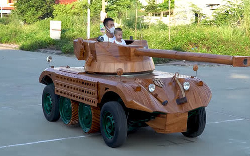 Chán làm siêu xe, thợ mộc Việt chuyển qua làm xe tăng bằng gỗ từ Mitsubishi ‘đời tống’