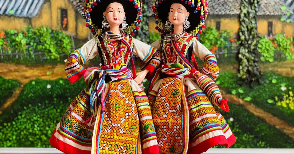 Họa sĩ 7x 'thu nhỏ' hàng nghìn bộ trang phục dân tộc Việt Nam cho búp bê