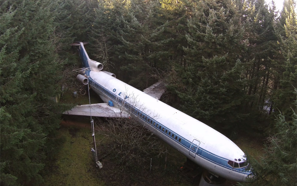 Người đàn ông mua lại chiếc máy bay bị bỏ hoang, sống một mình trong cabin rộng 91m2 suốt 21 năm