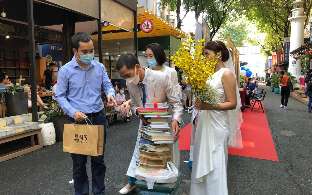 Đám cưới đặc biệt giữa lòng Sài Gòn: Không phong bì, chỉ nhận sách