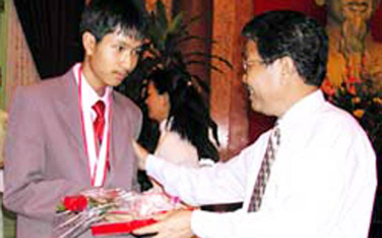 'Cậu bé vàng' của Việt Nam: 17 tuổi đã giỏi vượt trội, tốt nghiệp Havard, giờ có công việc cực đỉnh
