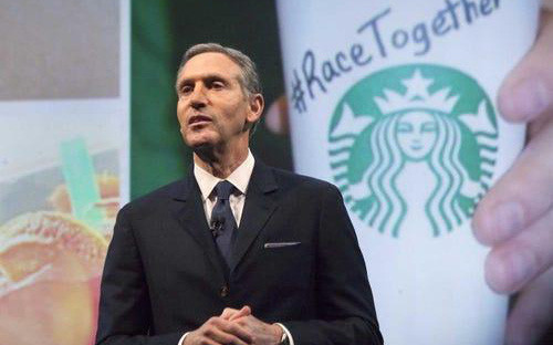 Cựu CEO Starbucks dạy con: Đừng bao giờ để mình trở thành người đứng ngoài cuộc