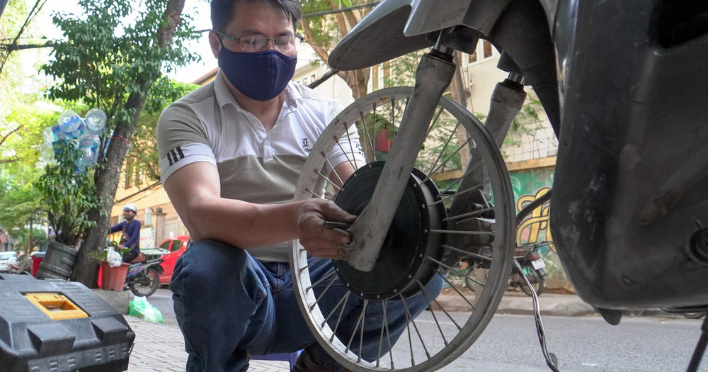 Thợ Hà Nội độ xe máy chạy xăng lai chạy điện với giá 5 triệu đồng