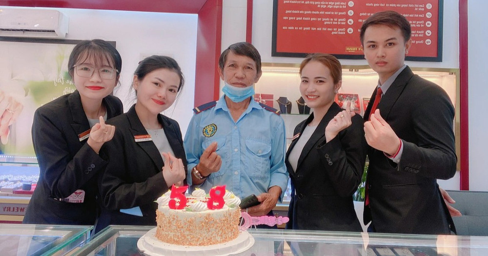 Chú bảo vệ U60 ở Sài Gòn lần đầu được tổ chức sinh nhật