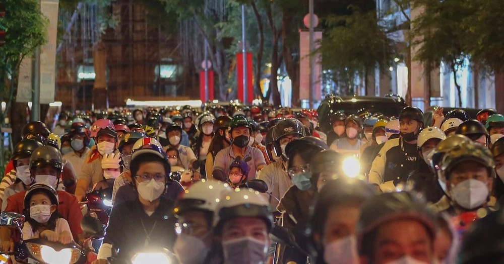 Người dân đổ xuống phố Nguyễn Huệ chờ countdown 2022