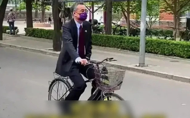 Người đàn ông mặc vest đạp xe đạp ngoài đường gây bão mạng