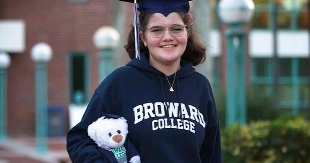 Cô bé 12 tuổi đã tốt nghiệp đại học: Đừng tự đánh giá thấp bản thân