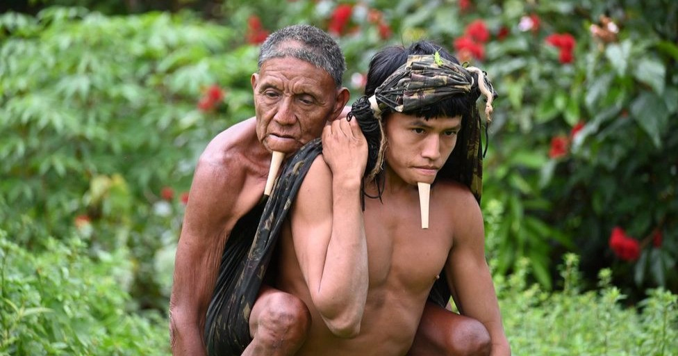 Bức ảnh một thổ dân cõng cha khiến cả thế giới xúc động