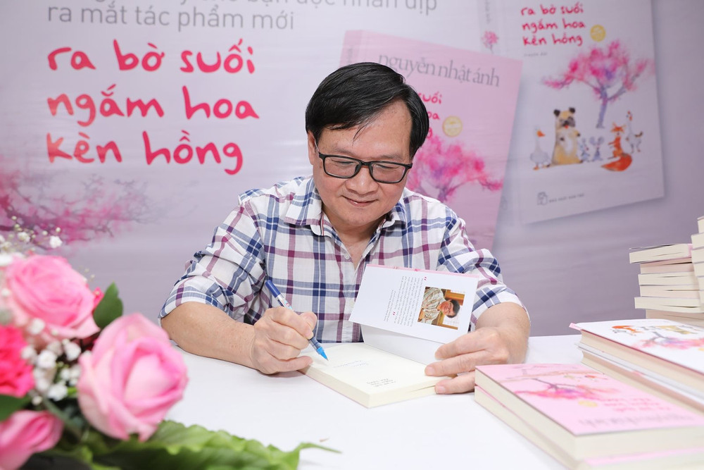 Nhà văn Nguyễn Nhật Ánh và 'Ra bờ suối ngắm hoa kèn hồng'