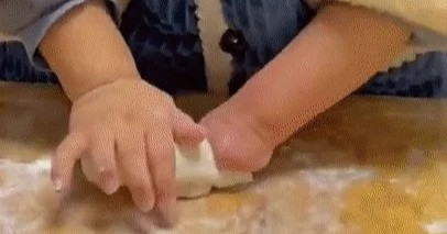 Bé trai 5 tuổi thiếu ngón tay nhưng vẫn làm bánh thoăn thoắt