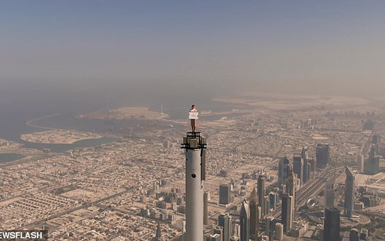 Khoảnh khắc có 1-0-2 khi nữ tiếp viên đứng trên đỉnh tòa tháp cao nhất thế giới, máy bay khổng lồ bay sát sau lưng