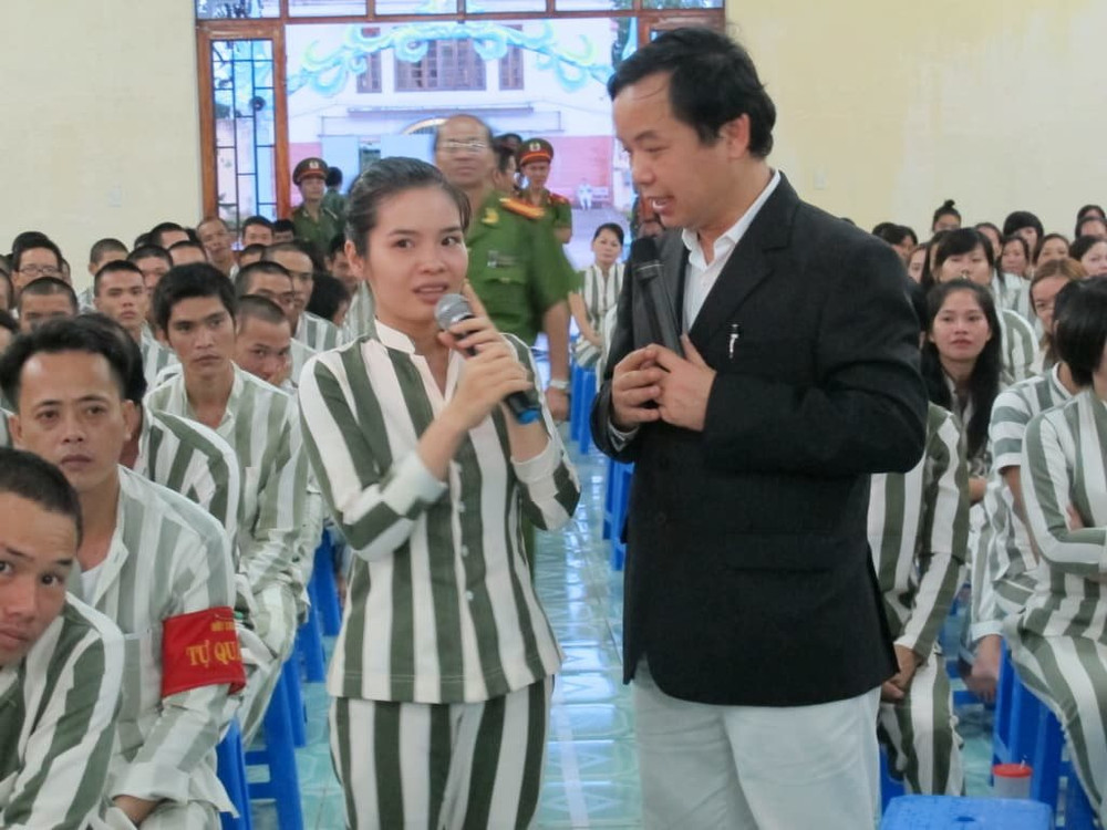 Giám đốc First News Nguyễn Văn Phước: Niềm vui tặng sách cho phạm nhân  