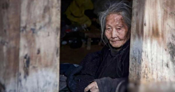 Bà lão sống khổ nhất làng quyết không tiêu số tiền chồng để lại