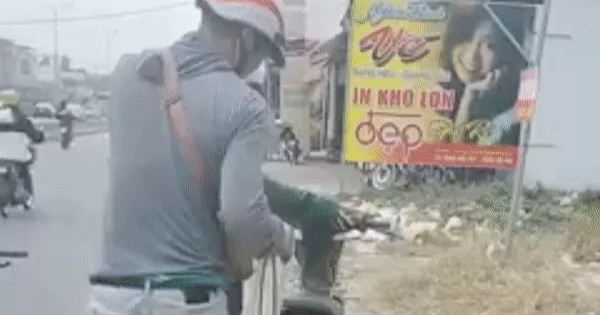 Lay động cảnh chàng trai một chân "chia" xăng cho cô gái dắt bộ xe máy