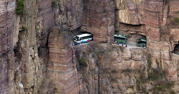13 người tự tay 'đục núi' tạo ra con đường nguy hiểm nhưng ngoạn mục nhất thế giới