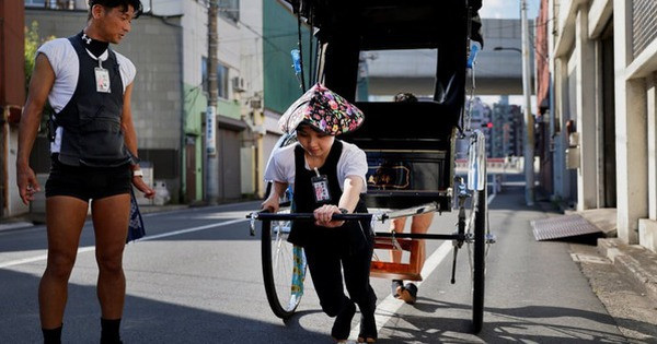 Những cô gái Nhật kéo cỗ xe nặng hơn 2 tạ chở khách