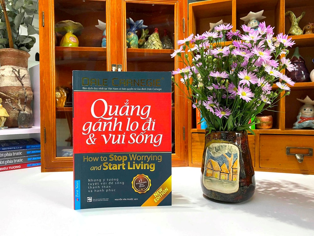 Công việc đem lại hạnh phúc hay áp lực? Góc nhìn vượt thời gian từ 'Quẳng gánh lo đi và vui sống'