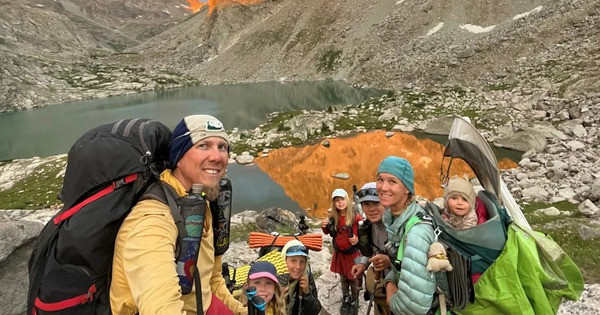 Ôm 5 đứa con nhỏ xíu đi leo núi nguy hiểm, cặp vợ chồng viết nên câu chuyện khiến thế giới trầm trồ