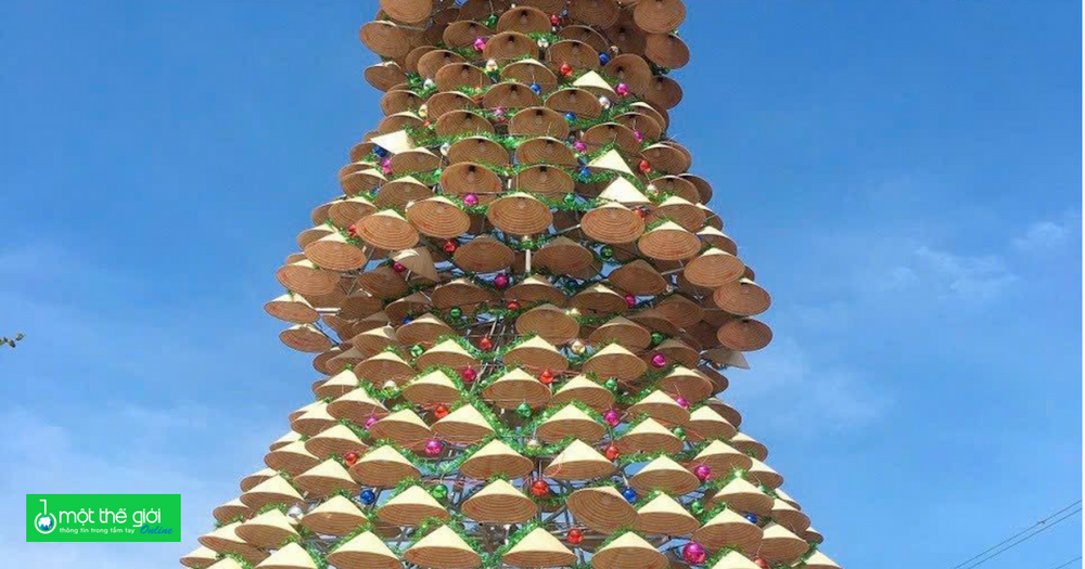 Bạc Liêu: Độc đáo cây thông Noel được làm từ 1.200 chiếc nón lá