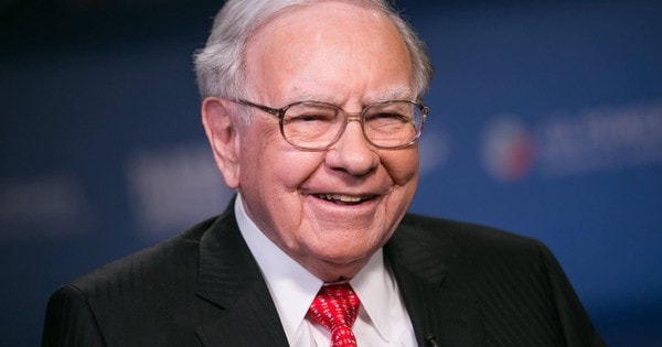 Warren Buffett: Tiền mặt và nhà đều sẽ mất giá, nhưng 3 thứ này sẽ khiến bạn có giá hơn