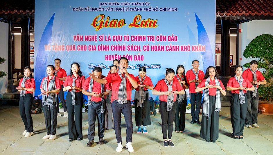 Hành trình “Điện Biên Phủ - Bản anh hùng ca thế kỷ” đưa văn nghệ sĩ TPHCM đến với người dân vùng biên cương