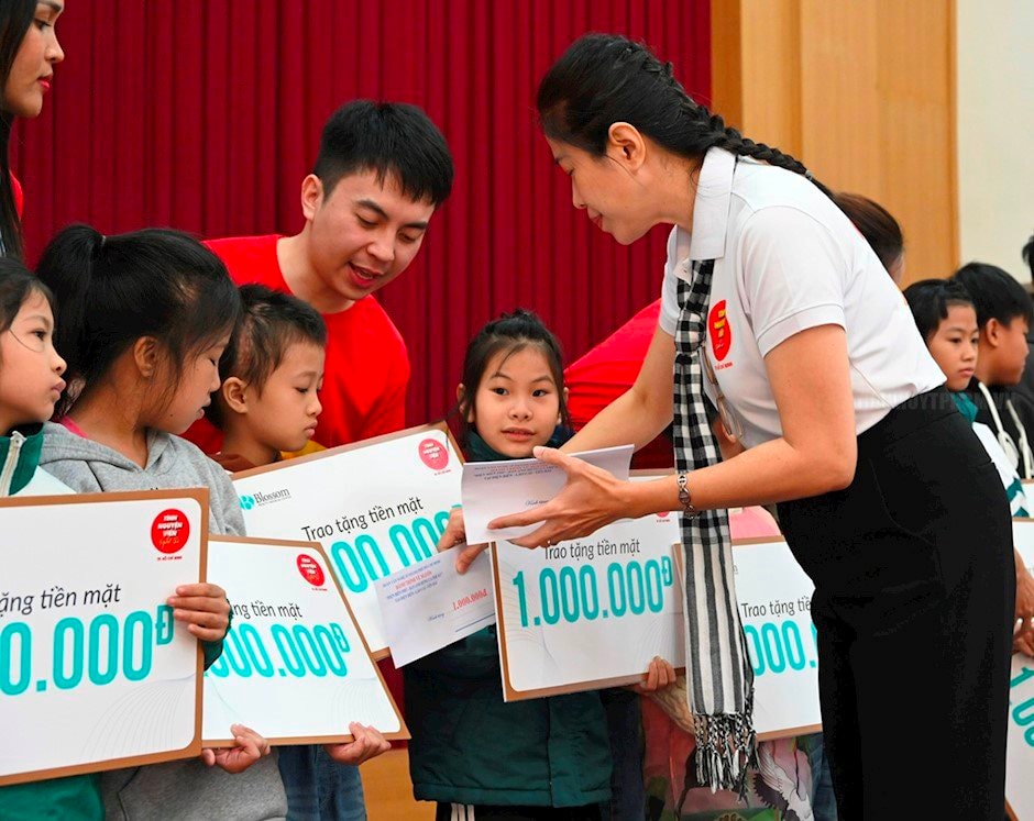 Đoàn đại biểu văn nghệ sĩ TPHCM đến với người dân huyện Trấn Yên, tỉnh Yên Bái