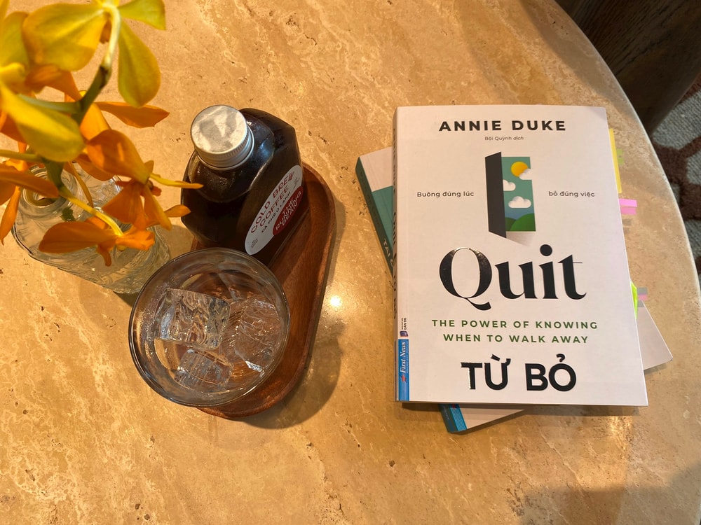 Từ bỏ - Làm cách  nào để thoát ra khi bộ não khiến bạn mắc kẹt trong những quyết định sai lầm?