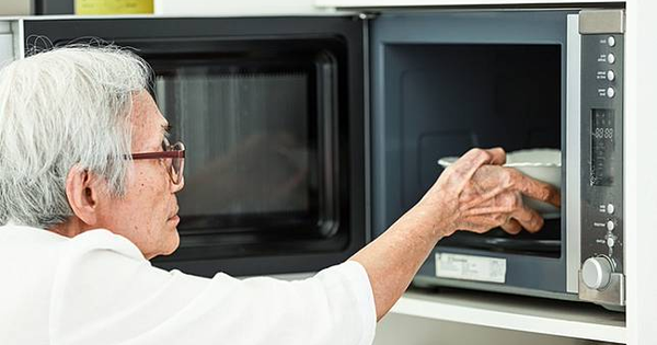 Mẹ sử dụng lò vi sóng theo cách rất tiện lợi lại tốt cho sức khỏe