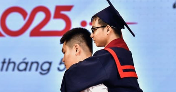 Đôi bạn thân tái hiện hình ảnh '10 năm cõng bạn' tại lễ tốt nghiệp gây xúc động