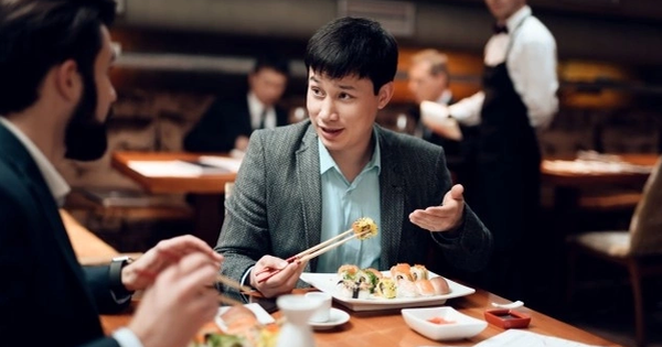 Được bạn mời đi ăn nhưng không được gọi món, nhà văn Trung Quốc thất vọng nhìn thấu lòng người