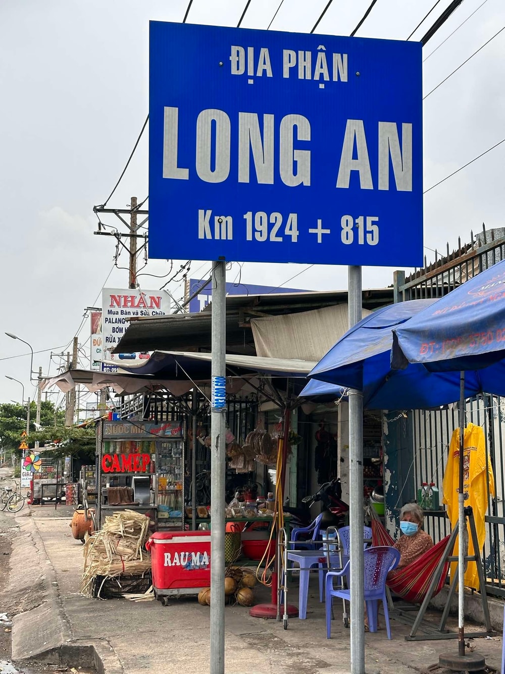 Người đàn ông rong ruổi các tỉnh miền Tây chụp biển địa giới trước sáp nhập