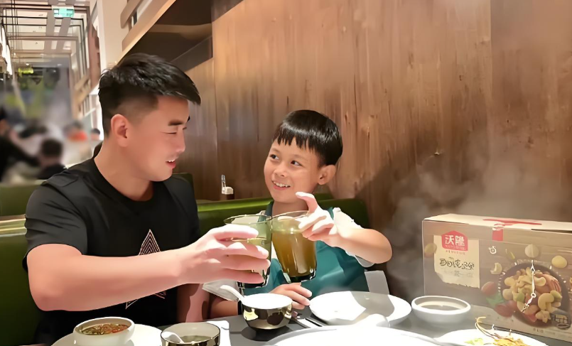 Nghe câu chuyện 2 bố con trong quán ăn: Cách dạy con này lạ quá!