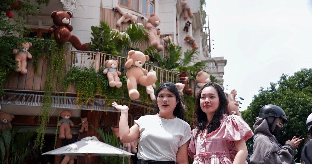 Quán cà phê treo hơn 700 con gấu bông gây sốt TPHCM, bảo vệ túc trực 24/24