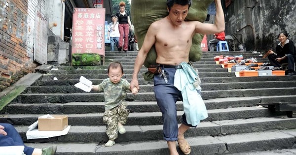Cặp cha con trong bức ảnh “cõng cả thế giới trên vai vì con” bây giờ ra sao?