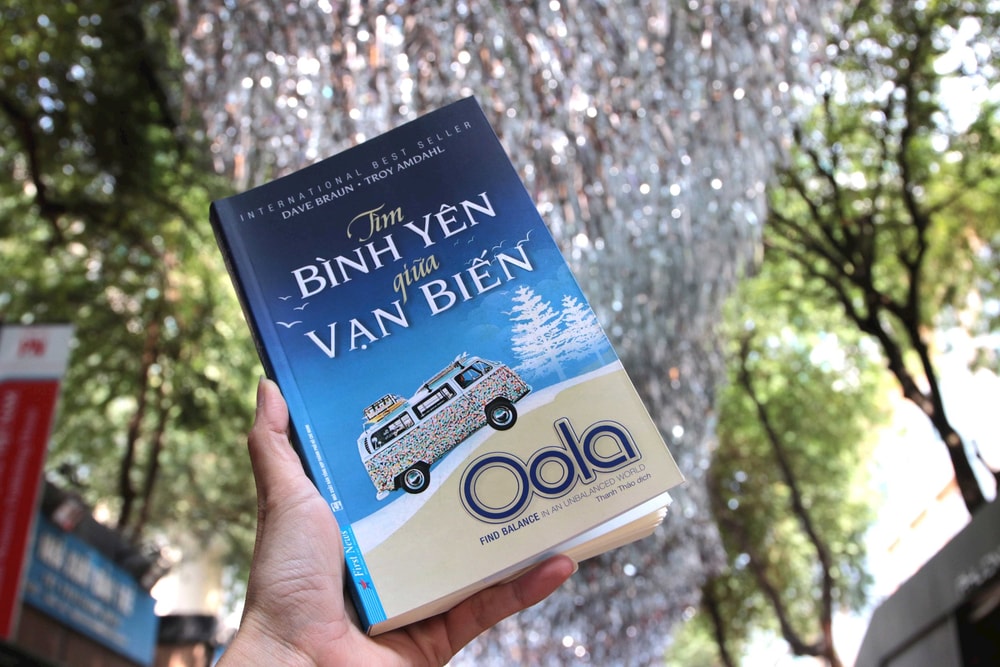 Oola – Tìm bình yên giữa vạn biến - Cuốn sách giúp bạn thoát khỏi vòng xoáy kiệt sức