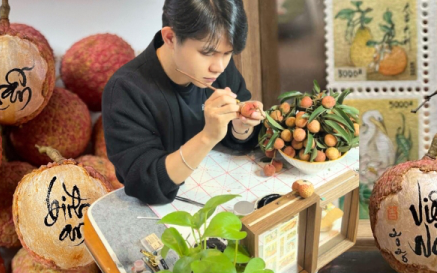 Viết thư pháp trên quả vải thiều, chàng trai gen Z Hà Nội gây sốt mạng